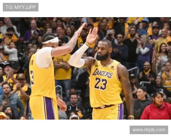 詹姆斯领衔湖人强势反弹西部格局迎来新变数与年轻新星竞逐季后赛